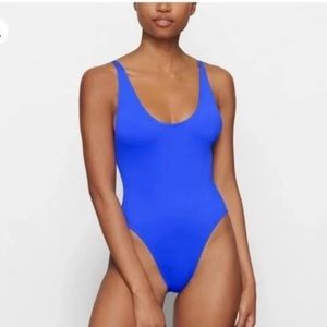 SKIMS SWIM SCOOP NECK ONE PIECE